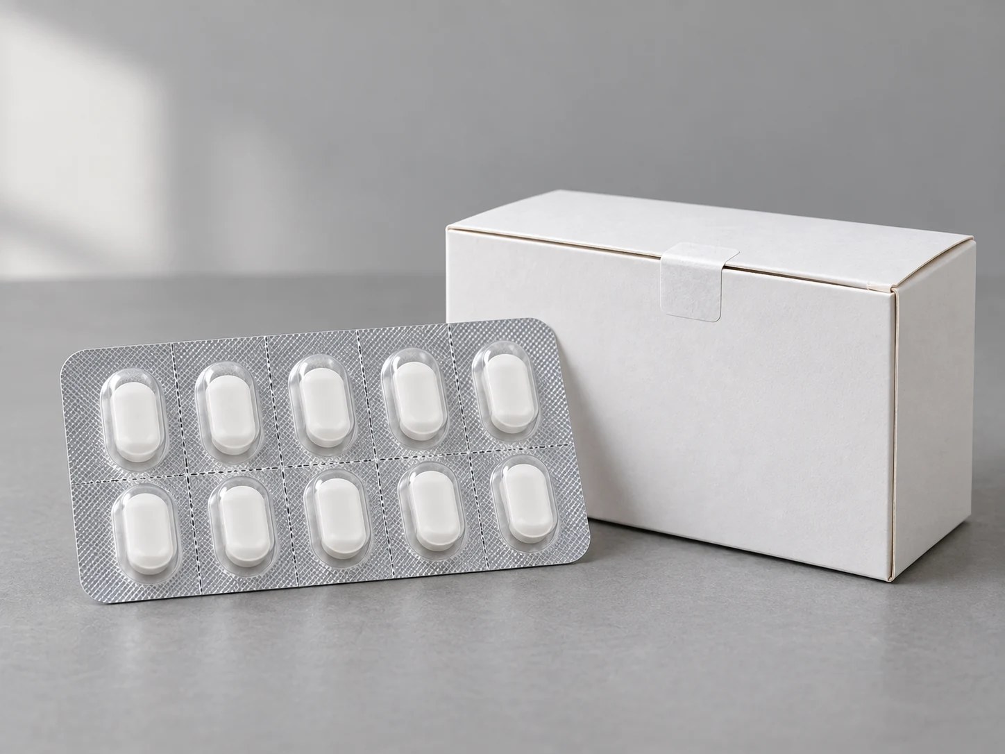 Illustrative blister sample and folding carton with a plain closure label